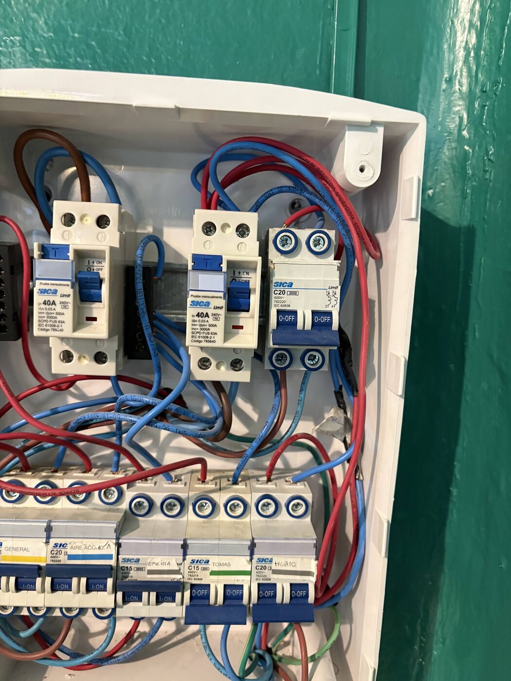 Junio 2025 · Tablero eléctrico nuevo instalado a mi costo: disyuntores diferenciales y térmicas rotuladas.