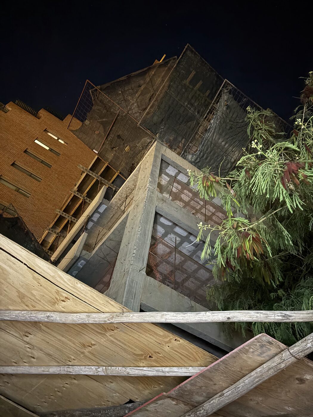 02/07/2025, de noche · La estructura de la obra sobre el entablonado, vista desde el inmueble. Es el día de mi caída.