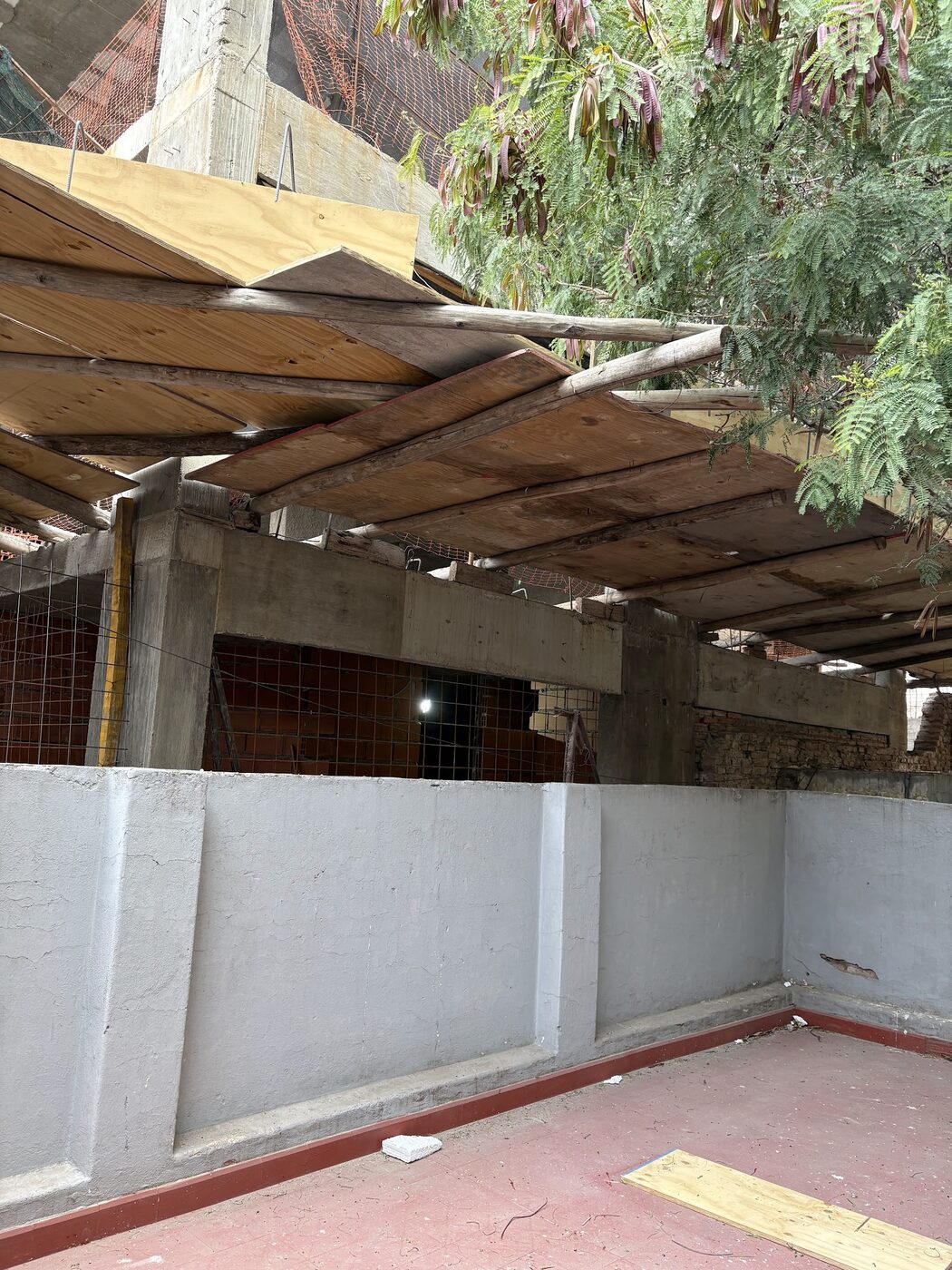 18/08/2025 · El entablonado de la obra montado sobre el patio del inmueble.
