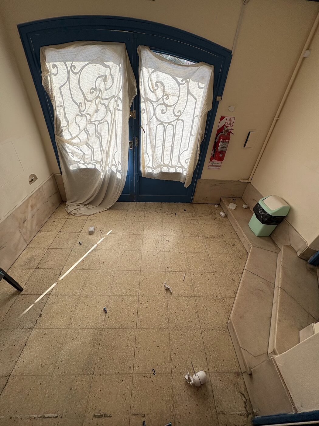 26/08/2025 · El acceso, ya cerrado, cubierto y con restos en el piso.