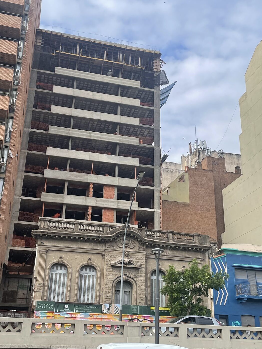 06/11/2025 · La torre en construcción detrás de la casona, desde la vía pública.