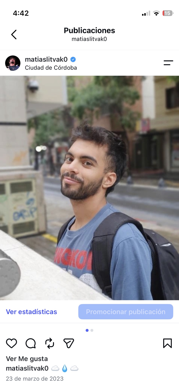 Retrato de Matías Litvak con remera azul y mochila, en una calle de Córdoba
